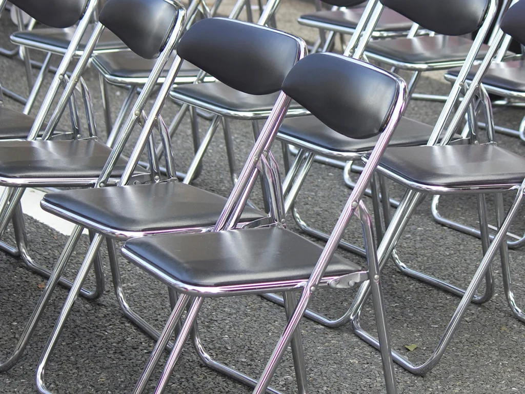 並べられたパイプ椅子